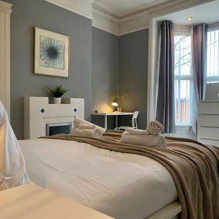 Somerford Place - 6 Beds - Sleeps 12 - Parks 2-3 Cars/Vans Willenhall Buitenkant foto