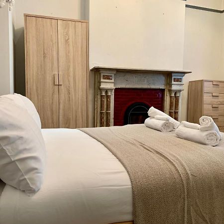 Somerford Place - 6 Beds - Sleeps 12 - Parks 2-3 Cars/Vans Willenhall Buitenkant foto