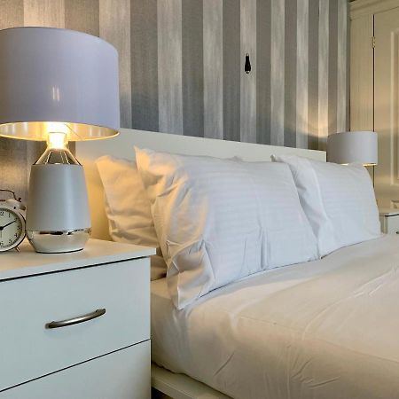 Somerford Place - 6 Beds - Sleeps 12 - Parks 2-3 Cars/Vans Willenhall Buitenkant foto