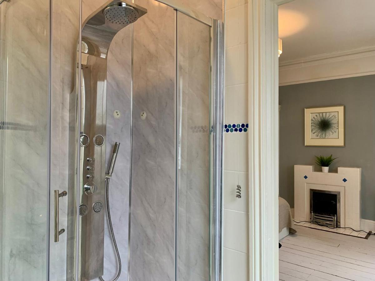 Somerford Place - 6 Beds - Sleeps 12 - Parks 2-3 Cars/Vans Willenhall Buitenkant foto