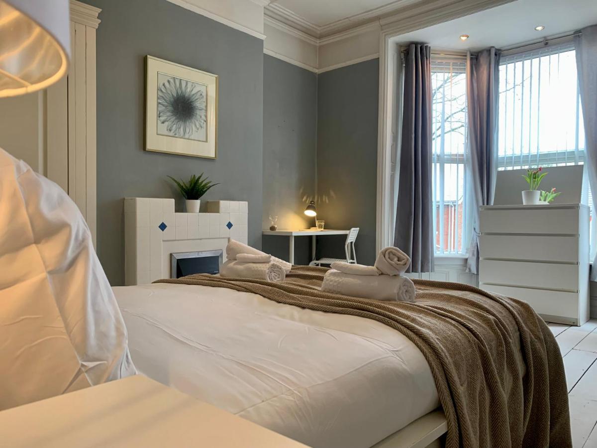 Somerford Place - 6 Beds - Sleeps 12 - Parks 2-3 Cars/Vans Willenhall Buitenkant foto