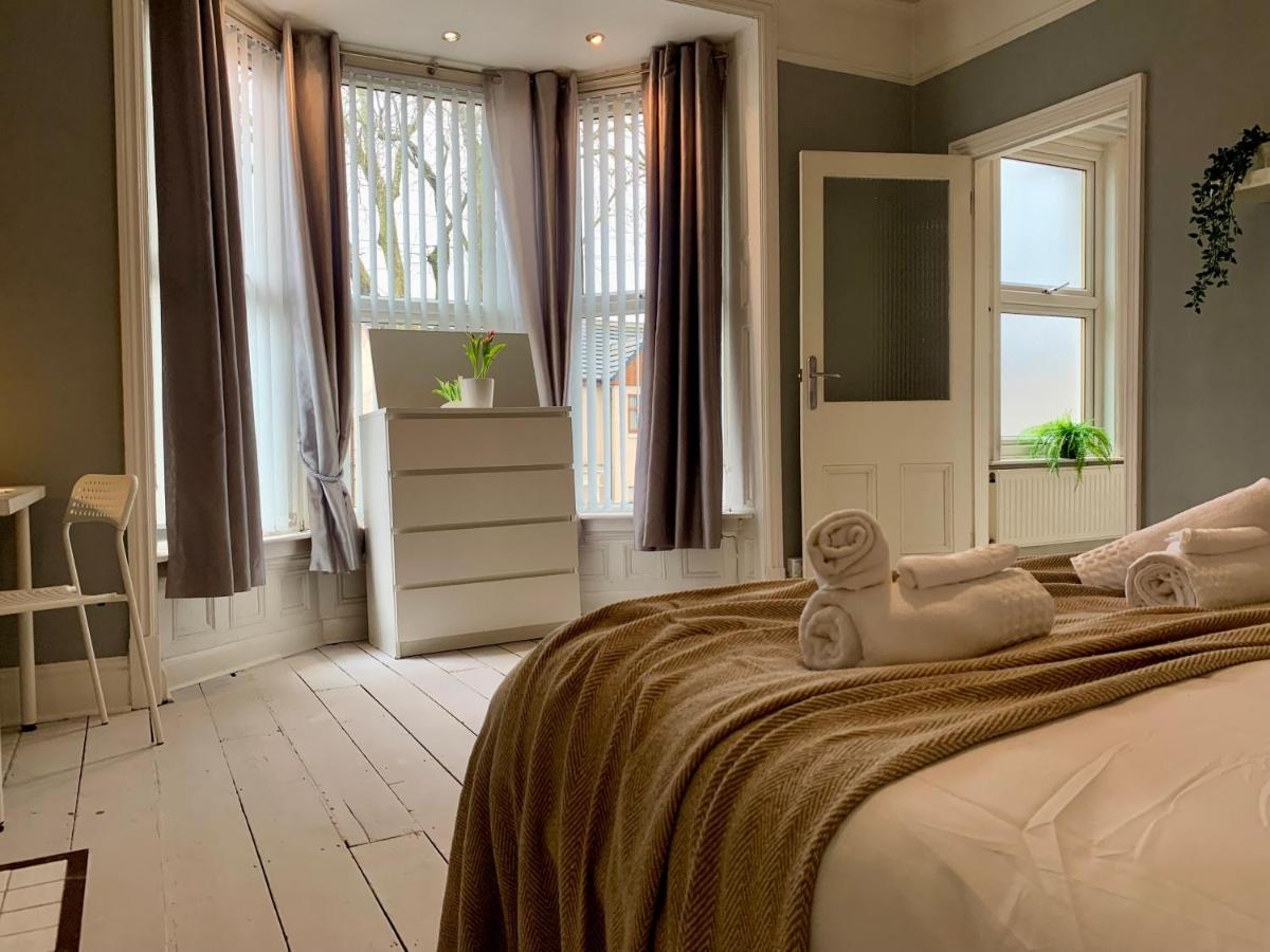 Somerford Place - 6 Beds - Sleeps 12 - Parks 2-3 Cars/Vans Willenhall Buitenkant foto