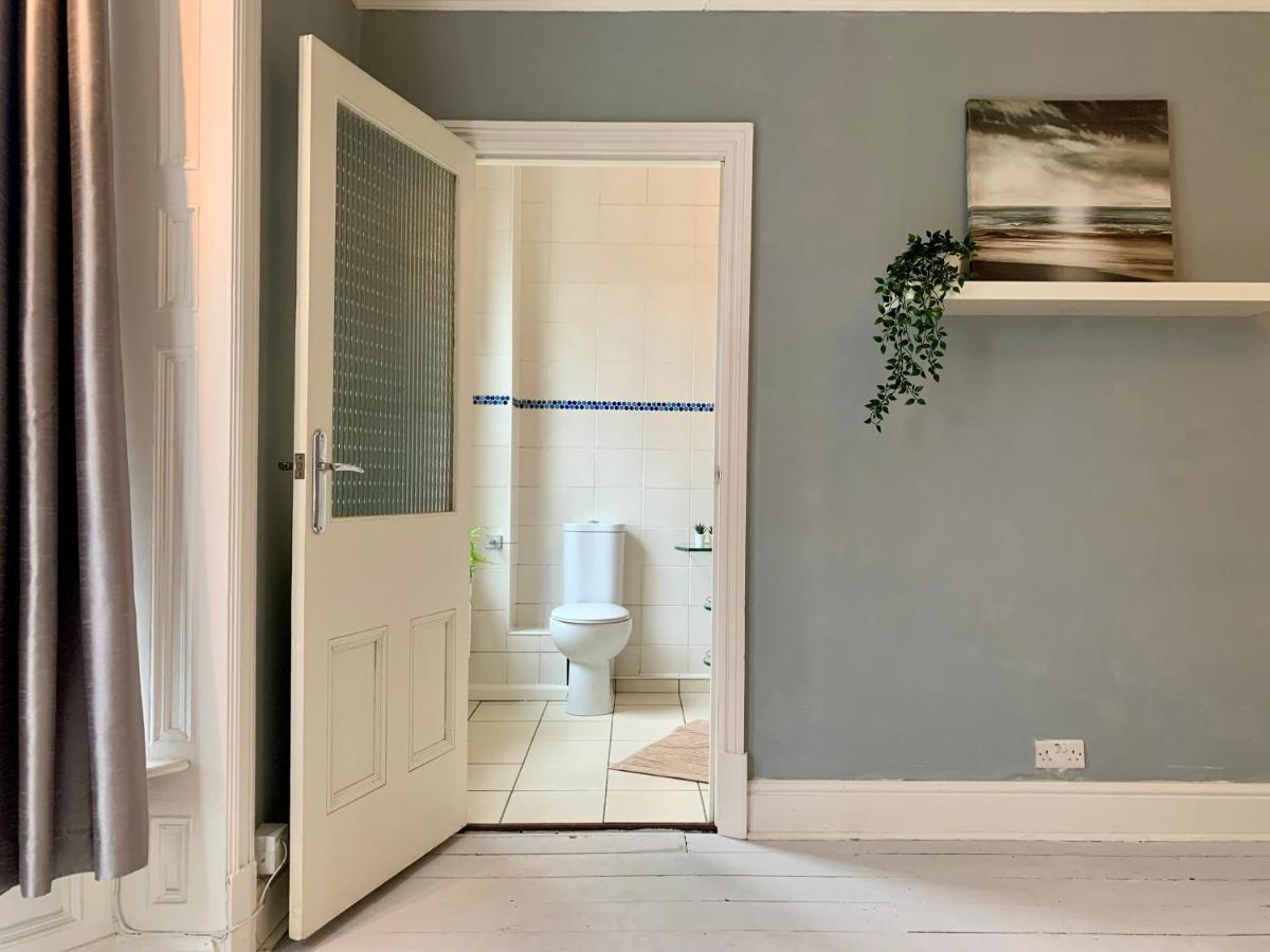Somerford Place - 6 Beds - Sleeps 12 - Parks 2-3 Cars/Vans Willenhall Buitenkant foto
