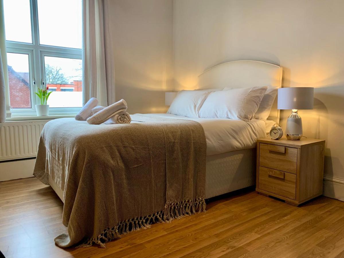Somerford Place - 6 Beds - Sleeps 12 - Parks 2-3 Cars/Vans Willenhall Buitenkant foto