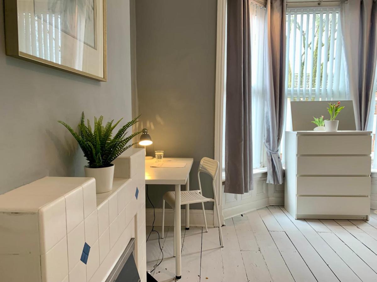 Somerford Place - 6 Beds - Sleeps 12 - Parks 2-3 Cars/Vans Willenhall Buitenkant foto