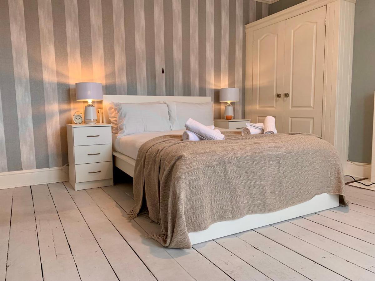 Somerford Place - 6 Beds - Sleeps 12 - Parks 2-3 Cars/Vans Willenhall Buitenkant foto