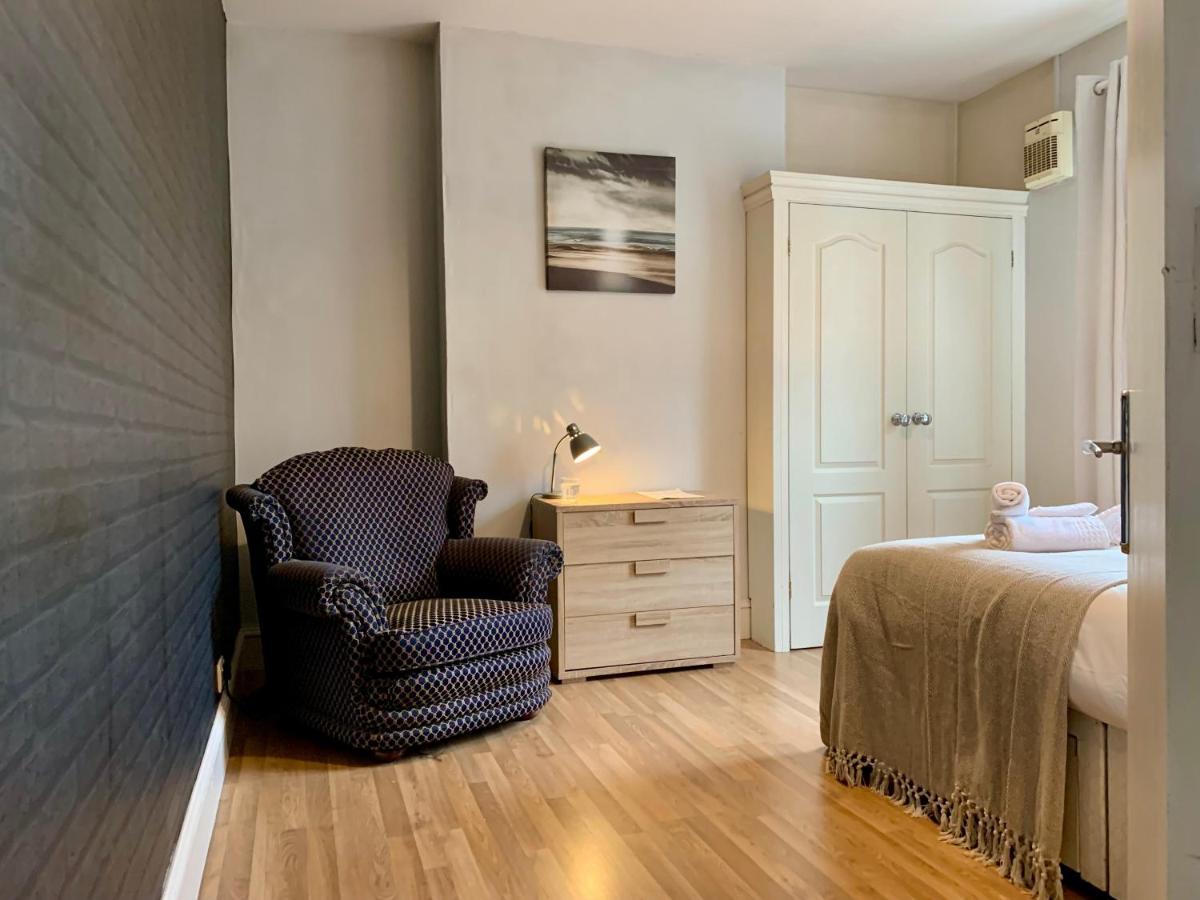 Somerford Place - 6 Beds - Sleeps 12 - Parks 2-3 Cars/Vans Willenhall Buitenkant foto