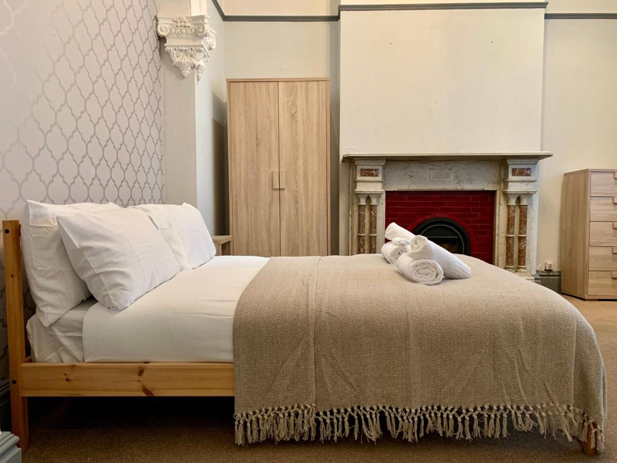 Somerford Place - 6 Beds - Sleeps 12 - Parks 2-3 Cars/Vans Willenhall Buitenkant foto