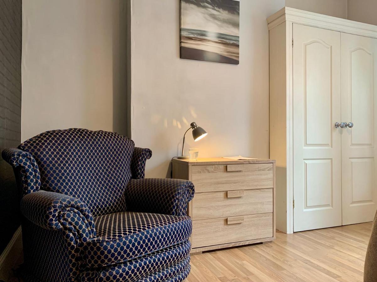 Somerford Place - 6 Beds - Sleeps 12 - Parks 2-3 Cars/Vans Willenhall Buitenkant foto