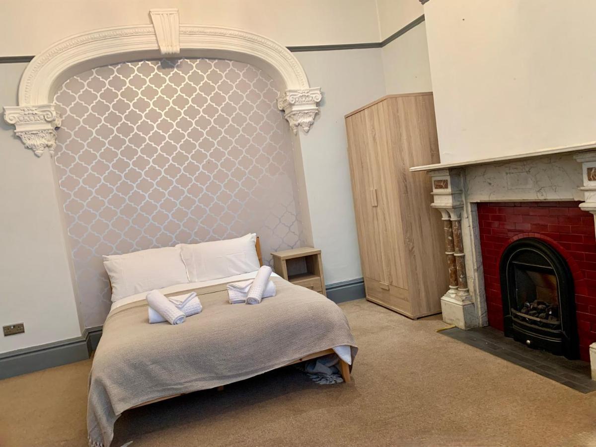 Somerford Place - 6 Beds - Sleeps 12 - Parks 2-3 Cars/Vans Willenhall Buitenkant foto