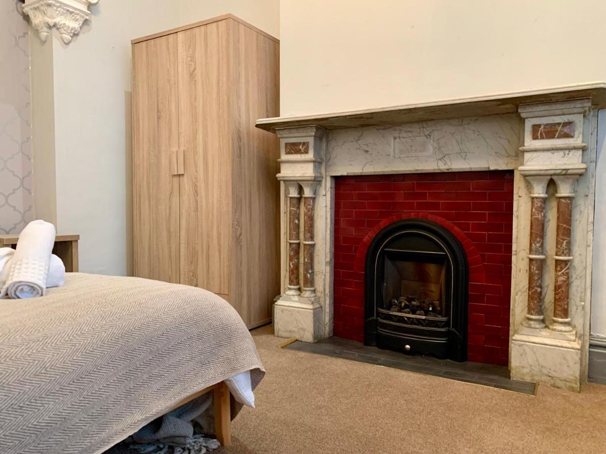 Somerford Place - 6 Beds - Sleeps 12 - Parks 2-3 Cars/Vans Willenhall Buitenkant foto