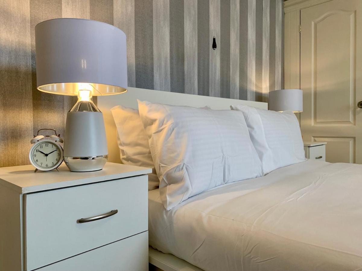 Somerford Place - 6 Beds - Sleeps 12 - Parks 2-3 Cars/Vans Willenhall Buitenkant foto