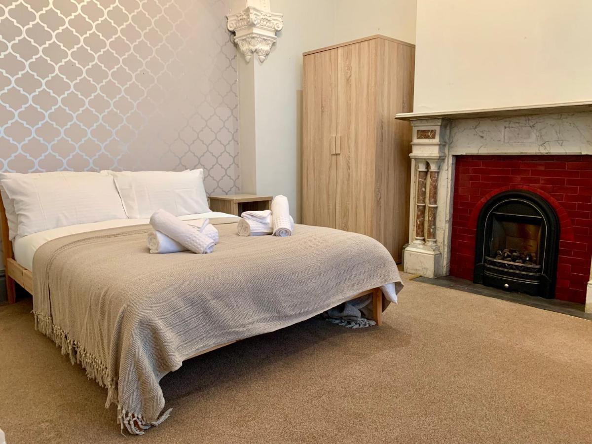 Somerford Place - 6 Beds - Sleeps 12 - Parks 2-3 Cars/Vans Willenhall Buitenkant foto