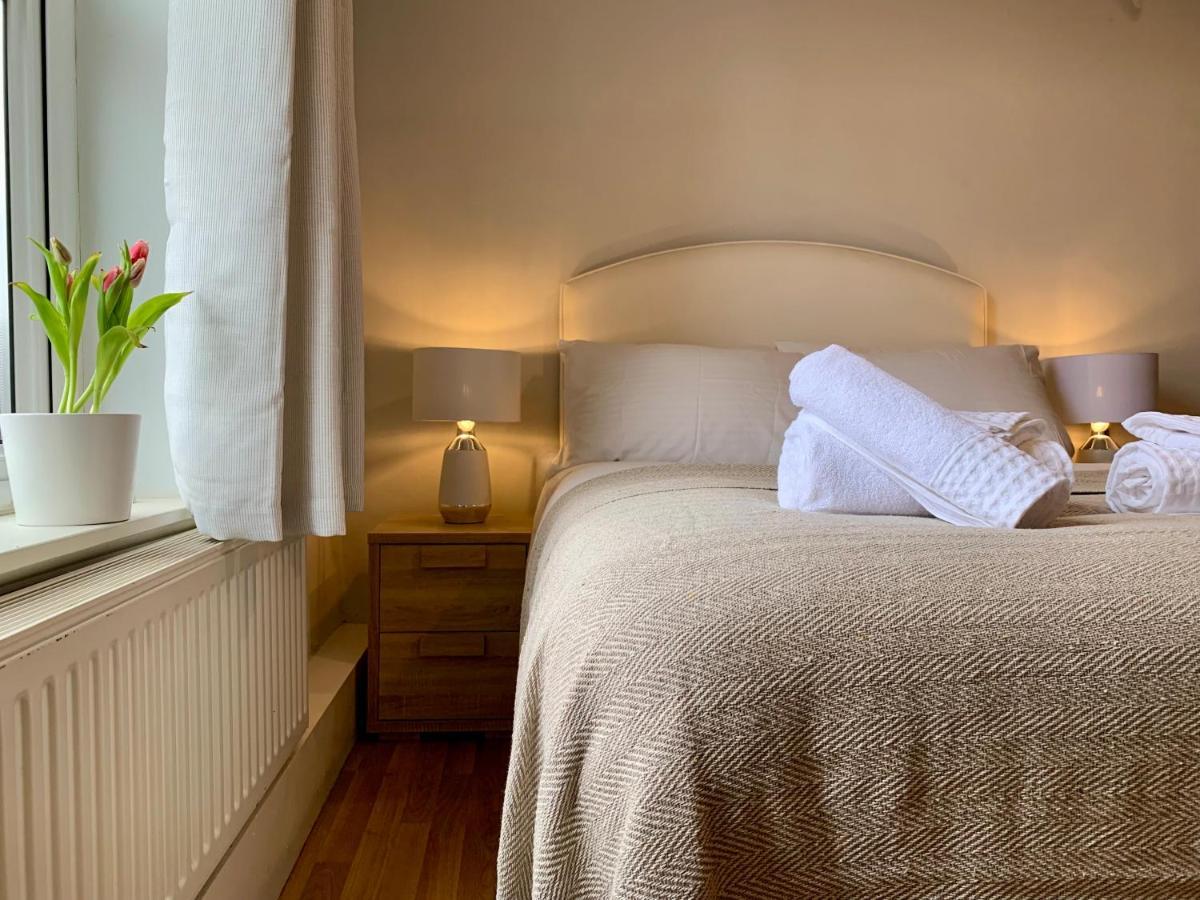 Somerford Place - 6 Beds - Sleeps 12 - Parks 2-3 Cars/Vans Willenhall Buitenkant foto