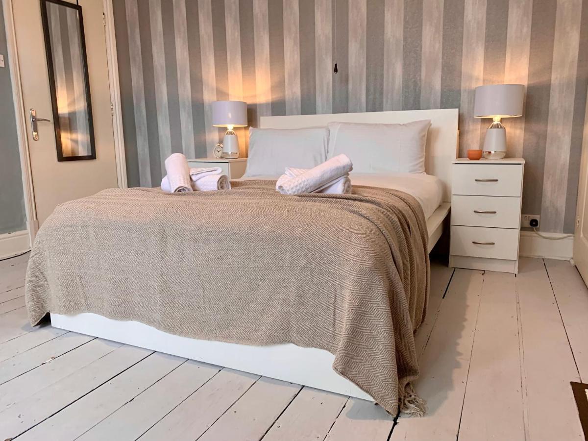 Somerford Place - 6 Beds - Sleeps 12 - Parks 2-3 Cars/Vans Willenhall Buitenkant foto