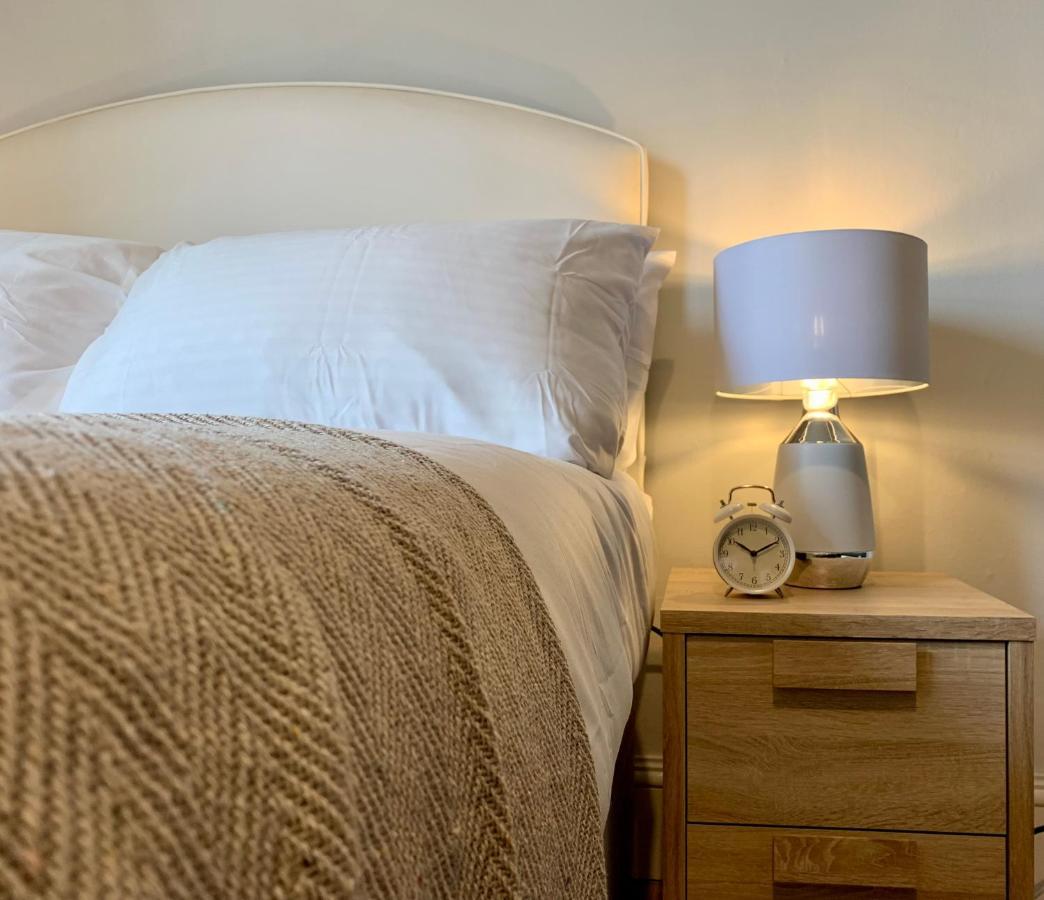 Somerford Place - 6 Beds - Sleeps 12 - Parks 2-3 Cars/Vans Willenhall Buitenkant foto