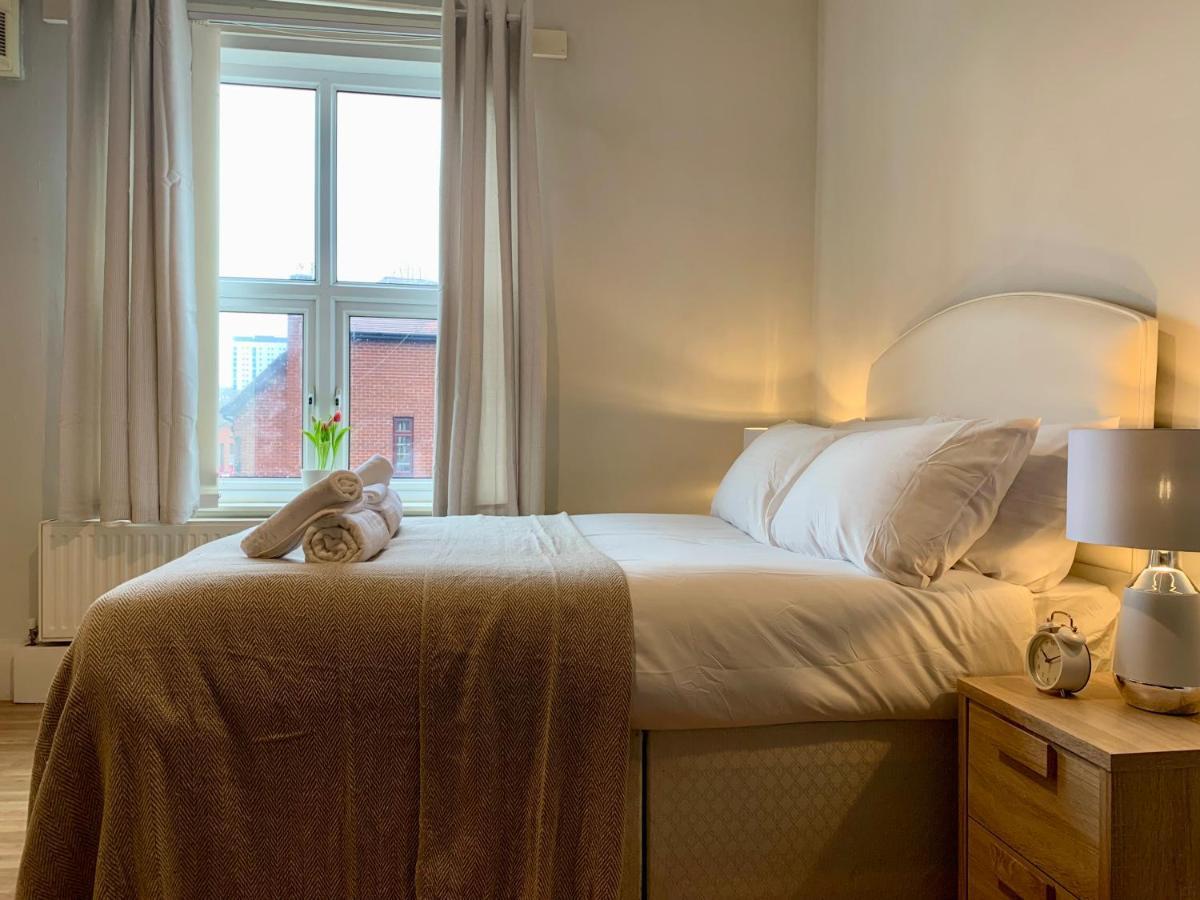 Somerford Place - 6 Beds - Sleeps 12 - Parks 2-3 Cars/Vans Willenhall Buitenkant foto