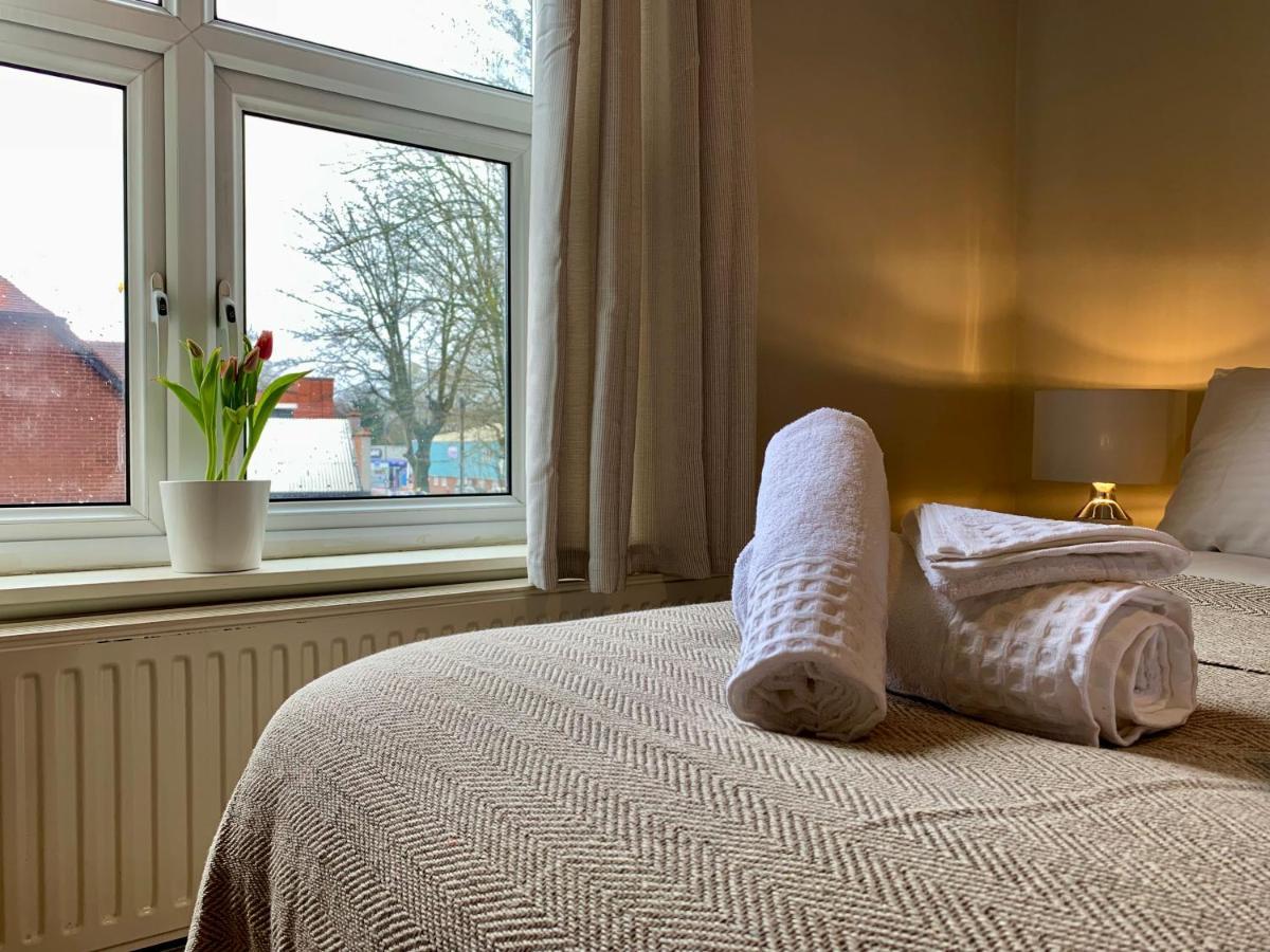 Somerford Place - 6 Beds - Sleeps 12 - Parks 2-3 Cars/Vans Willenhall Buitenkant foto