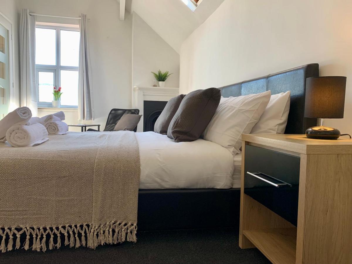 Somerford Place - 6 Beds - Sleeps 12 - Parks 2-3 Cars/Vans Willenhall Buitenkant foto