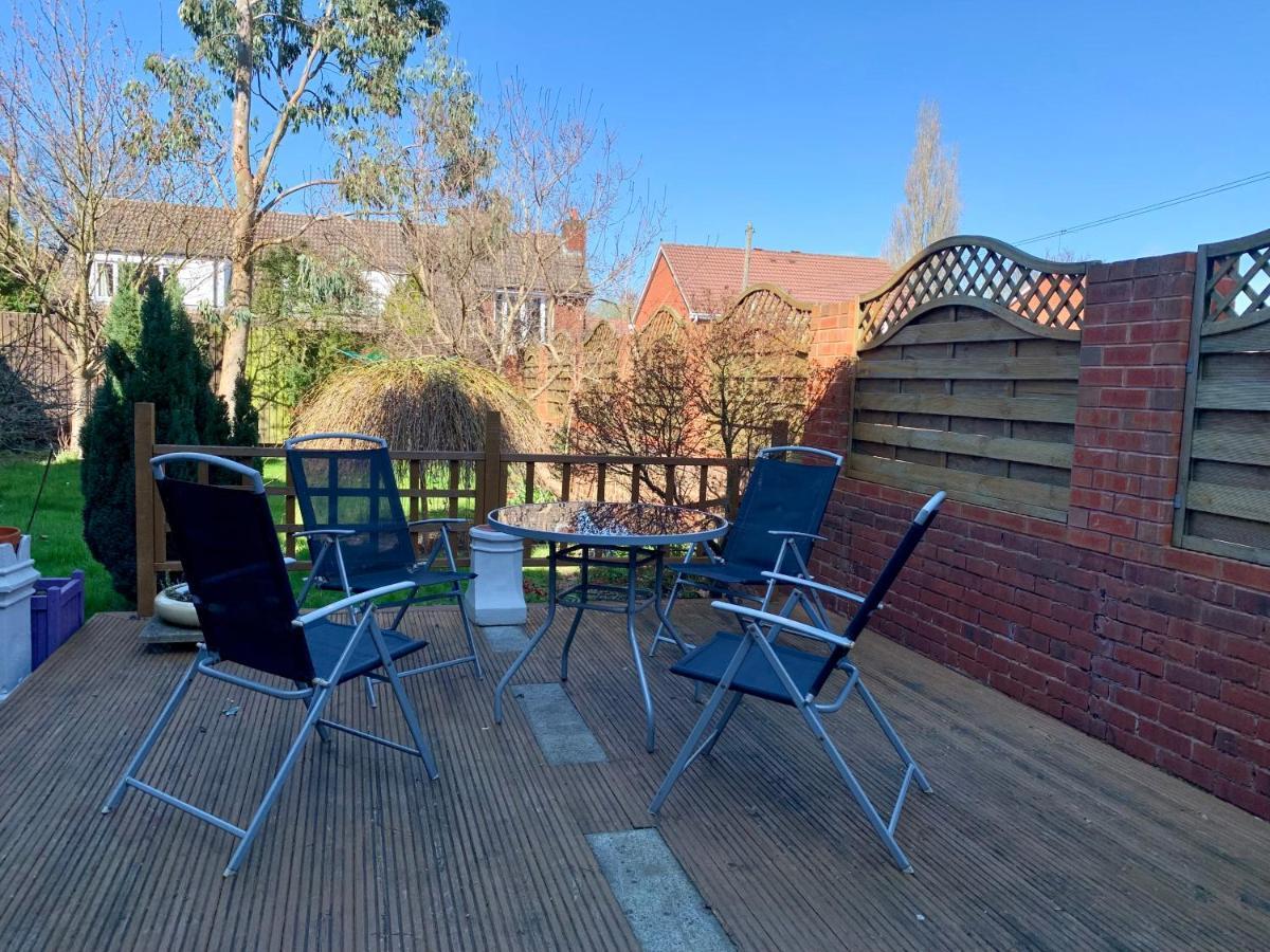 Somerford Place - 6 Beds - Sleeps 12 - Parks 2-3 Cars/Vans Willenhall Buitenkant foto