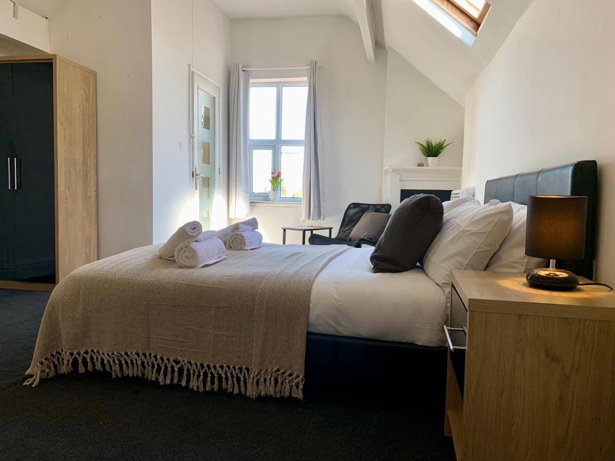 Somerford Place - 6 Beds - Sleeps 12 - Parks 2-3 Cars/Vans Willenhall Buitenkant foto