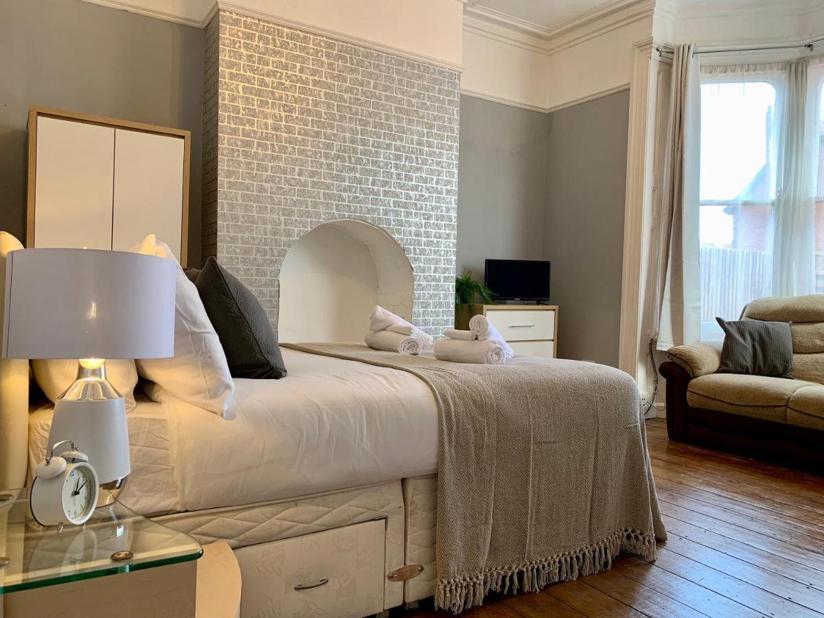 Somerford Place - 6 Beds - Sleeps 12 - Parks 2-3 Cars/Vans Willenhall Buitenkant foto