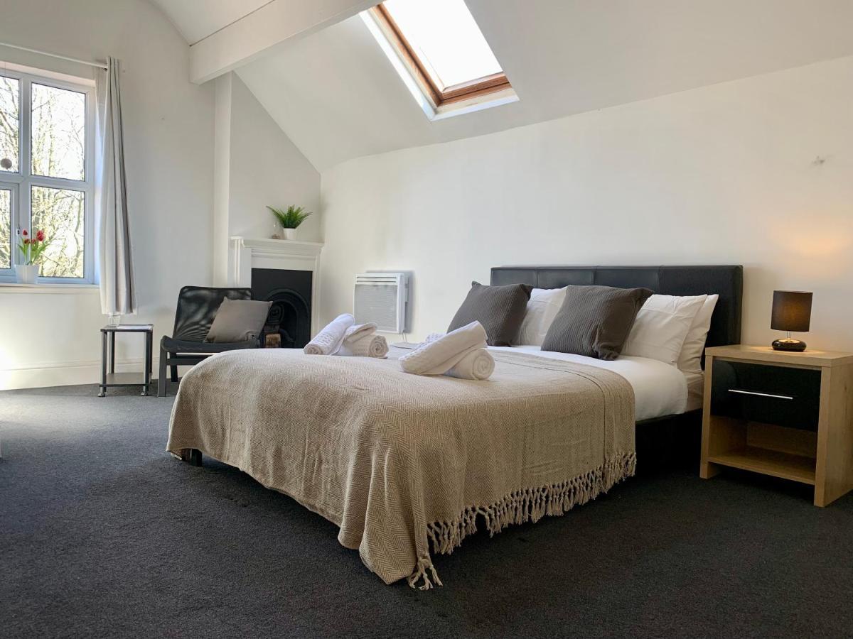 Somerford Place - 6 Beds - Sleeps 12 - Parks 2-3 Cars/Vans Willenhall Buitenkant foto