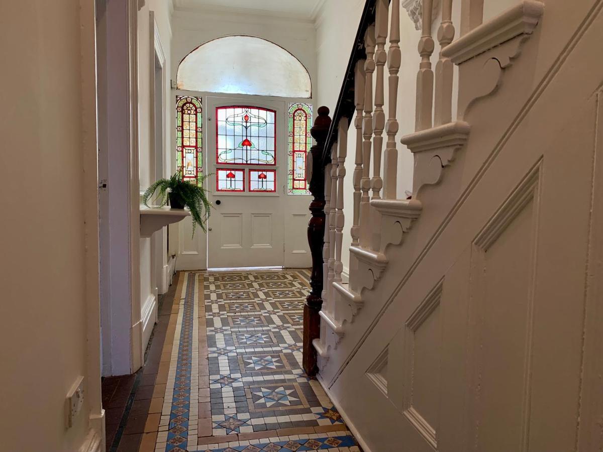 Somerford Place - 6 Beds - Sleeps 12 - Parks 2-3 Cars/Vans Willenhall Buitenkant foto
