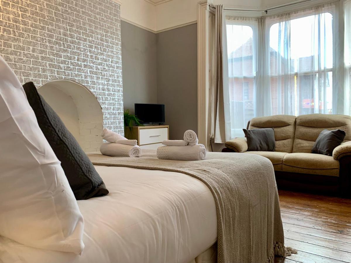 Somerford Place - 6 Beds - Sleeps 12 - Parks 2-3 Cars/Vans Willenhall Buitenkant foto