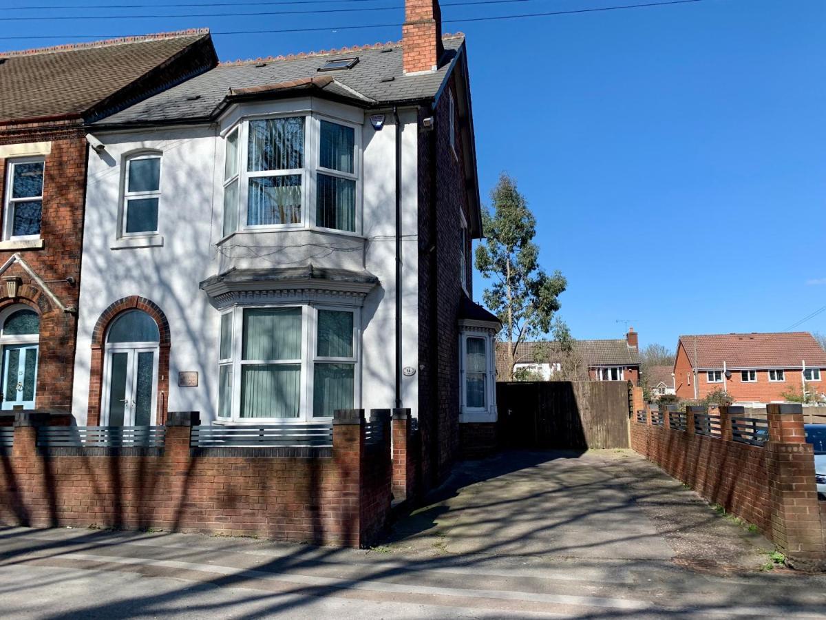 Somerford Place - 6 Beds - Sleeps 12 - Parks 2-3 Cars/Vans Willenhall Buitenkant foto