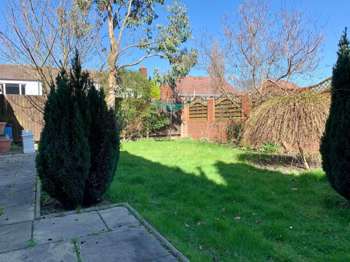 Somerford Place - 6 Beds - Sleeps 12 - Parks 2-3 Cars/Vans Willenhall Buitenkant foto